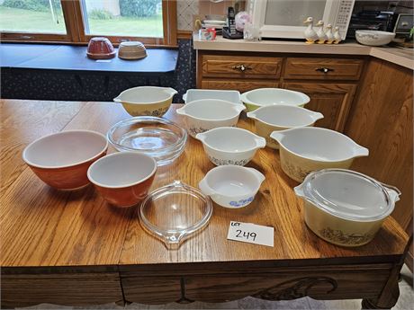 Mixed Pyrex Dishes / Baking / Bowls & More