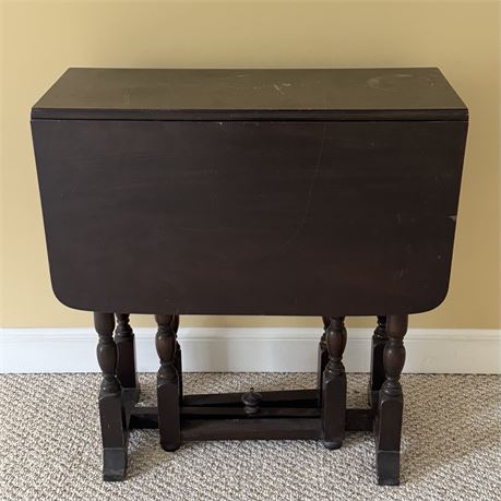 Early American Drop Leaf Gate-leg Table - 40" total length x 28 x 30.5"T