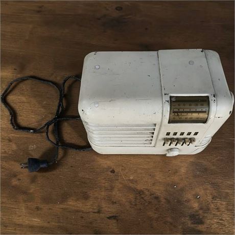 1930s Delco R-1135 Machine Age Art Deco Tube Table Radio