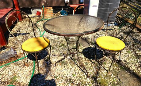 Outdoor table and 2 Chairs