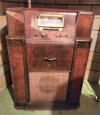 Vintage Silvertone Radio