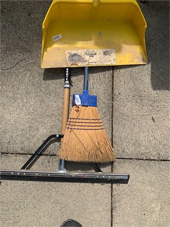 Outdoor Broom Dust Pan & Squeegee