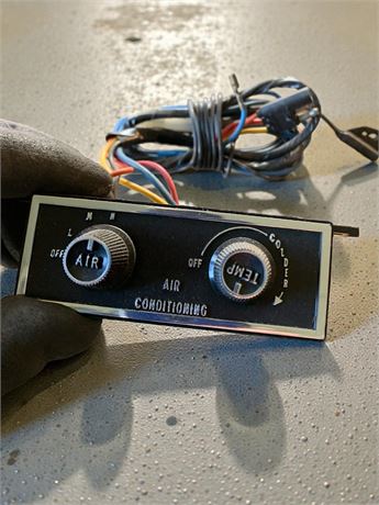 Vintage Vehicle Air Conditioning Control Unit Lot - 1 Case