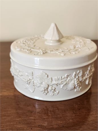 Wedgewood Round Queensware Round Lidded Trinket Dish