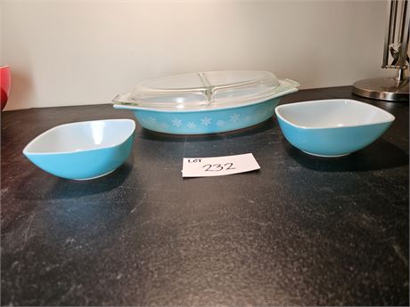 Pyrex Turquoise Blue Snowflake Baking Dish with Lid & Two Blue Berry Bowls