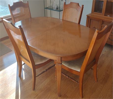 Diningroom Table, 6 Chairs, Table Topper & 3 Leaves