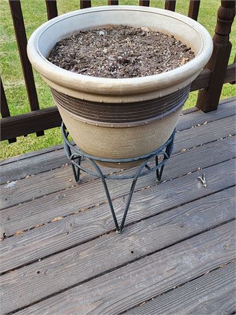 Large Plastic Planter w/ Metal stand  2 of 2