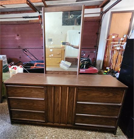 Bassett Dresser W/Mirror