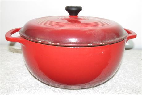 Lodge Cast Iron Pot With Lid