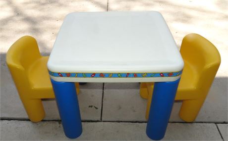 Little Tikes table , 2 Chairs