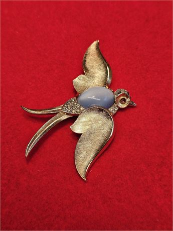 Rare Crown Trifari Goldtone Jelly Belly Blue Moonstone Swallow Bird Brooch