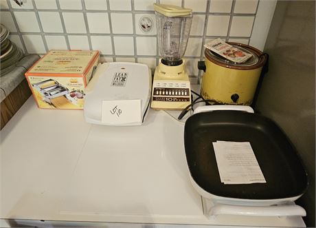 Small Kitchen Appliance Lot: Foreman Grill, Blender, Crock Pot & More