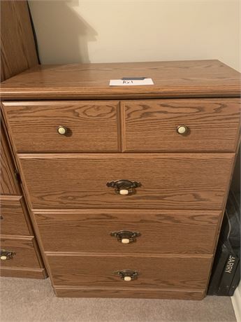 Wood Dresser/4 Drawer Chest of Drawers