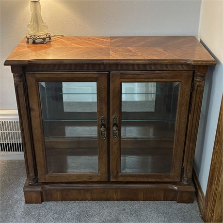 Broyhill Illuminated Cabinet (28”H, 32”L)