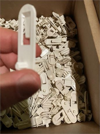 Rev-A-Shelf 5/8 Inch White Locking Shelf Clips (Model JPE 301-58-010-1) - 1 Box