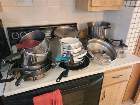 Large Pots & Pan Lot: Faberware/Sauce Pans/Fry Pans/Kettle & More