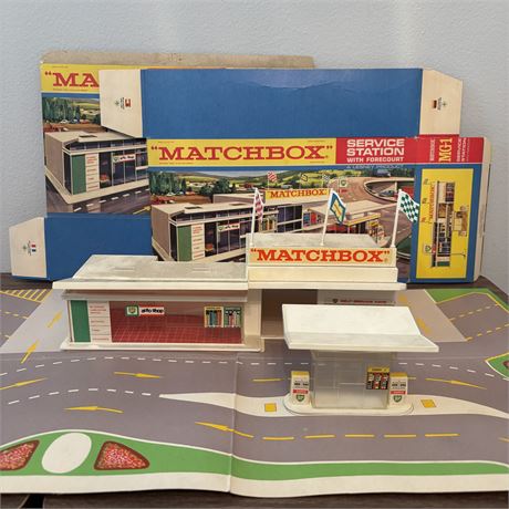 Lesney Matchbox MG-1 Service Station w/ Forecourt