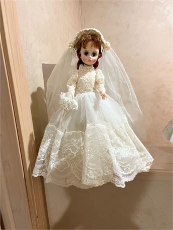 Vintage Madame Alexander "Elise" Couture Bride Doll With Kaiser Stand