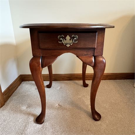 Queen Anne Cherry Wood End Table - 22"T x 25"