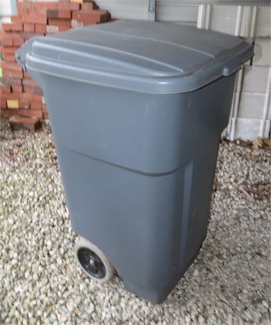 Rubbermaid Trash Can