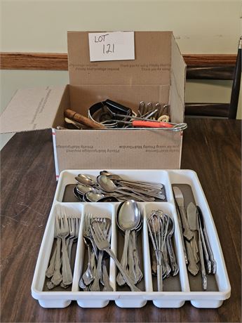 Mixed Kitchen Flatware & Gadgets