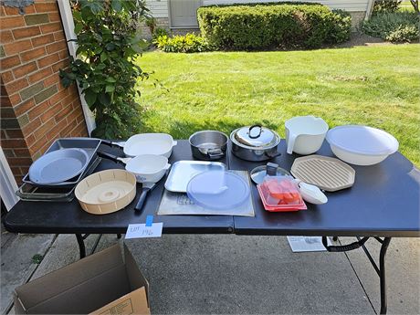 Mixed Kitchen Lot: Corningware / Mixing Bowls / Cake Pans / Pots & More