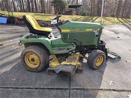 John Deere 425 Riding Lawn Mower