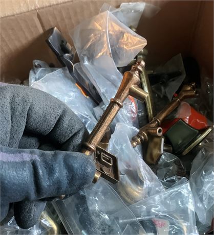 Brass & Metal Cabinet Hardware - Drawer Pulls, Cabinet Knobs, Hinges