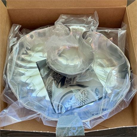 New in Box - Wilton Armetale Clam Shell Hors D' Vreis Server