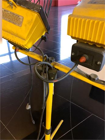 Double Quartz Halogen Work Light On Tripod Stand (Needs Repair)