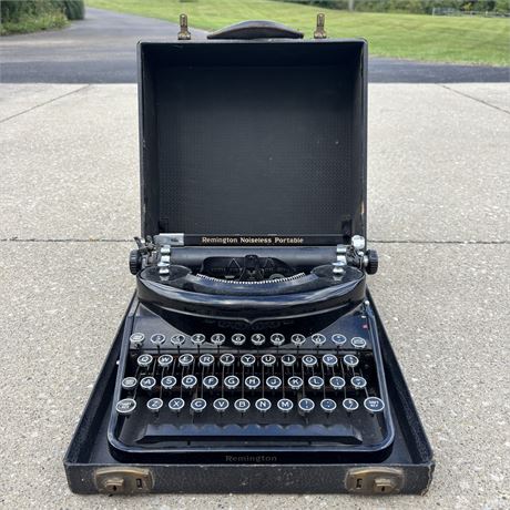 1930's Antique Remington Noiseless Portable Typewriter w/ Case