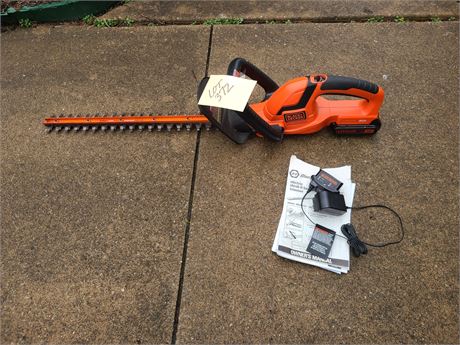 Black & Decker 22" 20v Battery Powered Hedge Trimmers & Charger