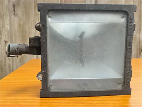 Appleton Electric Company Heavy Duty Outdoor Floodlight Fixture