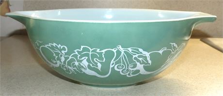 Vintage 4 Qt Pyrex Bowl