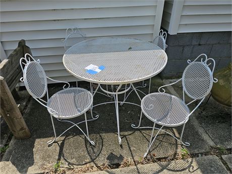 Vintage White Mesh Outdoor Table & Chairs