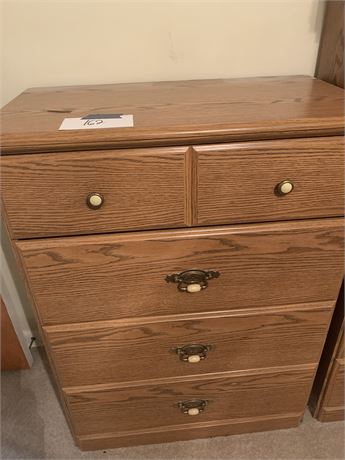 Wood Dresser/4 Drawer Chest of Drawers