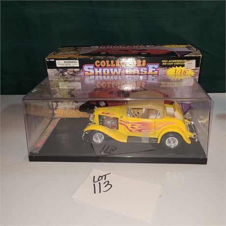 Road Legends 1932 Ford Roadster Scale 1/16 Model Car with Showcase