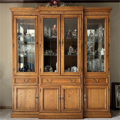 CENTER CURIO/DINING CABINET (OF 3 PIECE HUTCH) NO CONTENTS - PLS READ