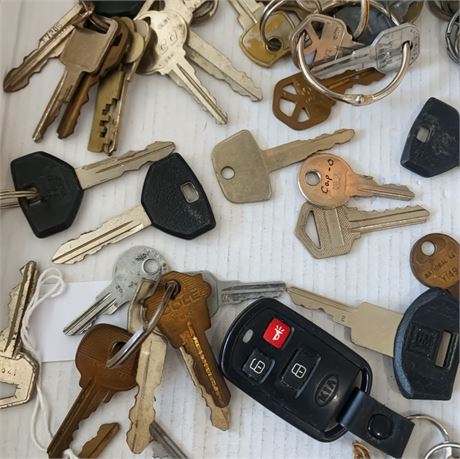 Vintage Car Keys & Assorted Hardware Key Lot