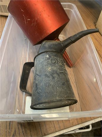 Coleman One Pint Liquid Metal Oil Can W/Spout & Red Metal Funnel