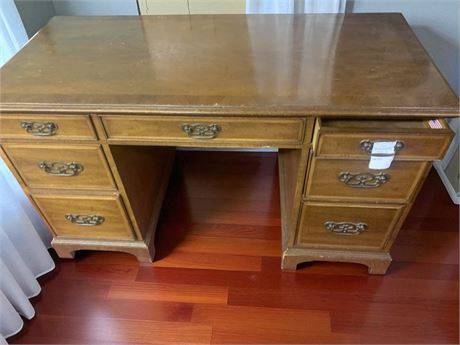 American Colonial Style Wood Kneehole Desk
