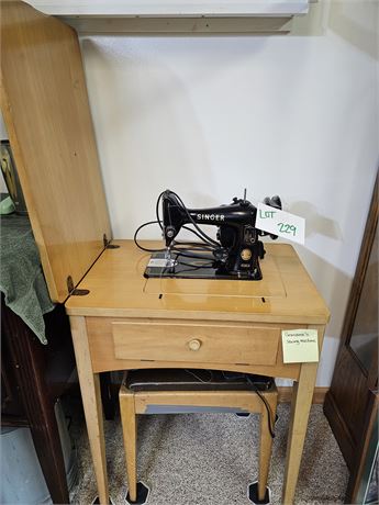 Vintage Singer Sewing Machine Serial:EK748611 & Table