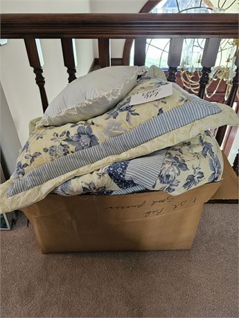 Queen Quilt Cream & Blue Floral Pattern with Matching Accessories
