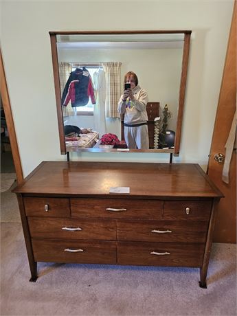 Drexle Wood Dresser & Mirror