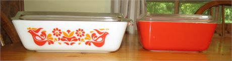 2 vintage Pyrex Dishes With Lids