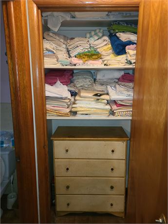 Closet Cleanout:Bath Towels/Hand Towels/Wash Cloths/Pillow Cases & More