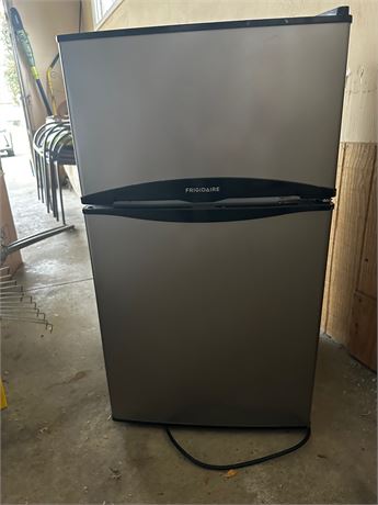 Dorm Size Refrigerator/freezer