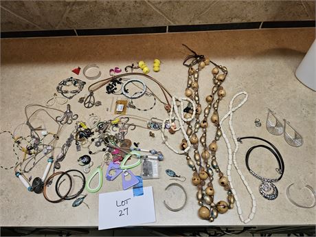 Mixed Costume Jewelry Lot: Necklaces / Bracelets / Earrings