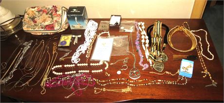 Costume Jewelry Lot: Necklaces, Earrings, etc