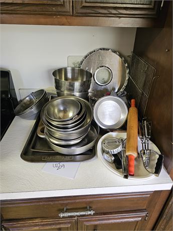 Baking Lot: Cookie Sheets, Mixing Bowls, Pie & Cake Plates & More